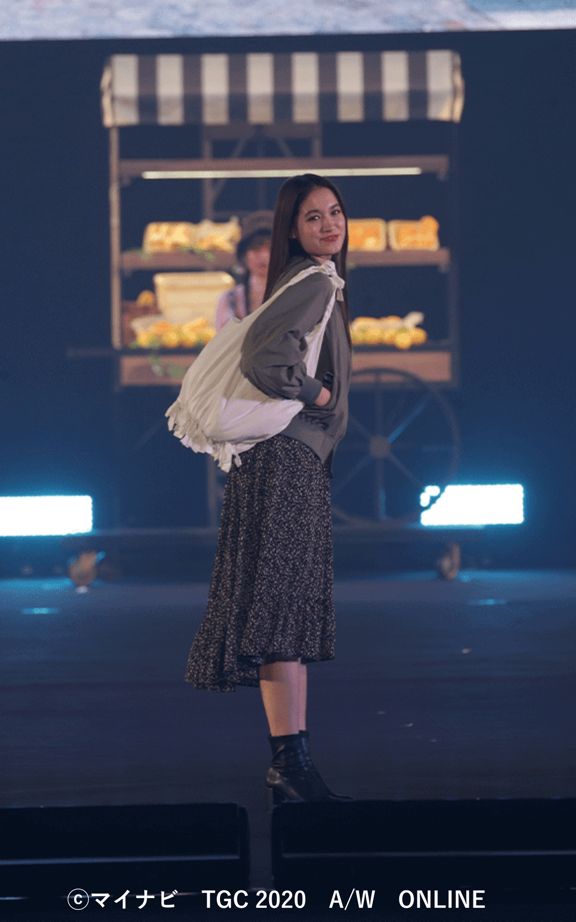 トラウデン直美さんはカーキ色のジャケットとスカートを組み合わせた秋らしいファションで登場。