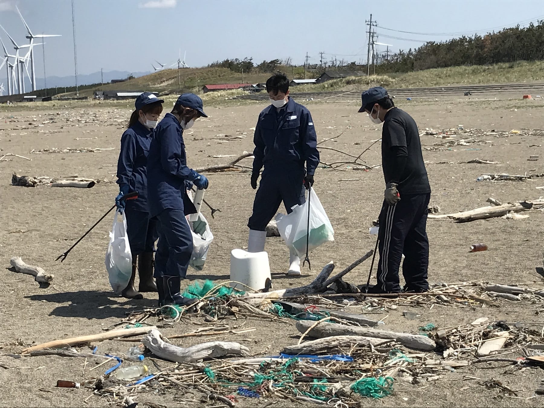釜谷浜（秋田県三種町）漂着ゴミ拾い