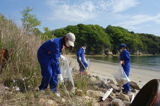 豊島を国立公園にふさわしい姿に！自動車リサイクル事業者による海岸漂着ゴミ回収活動