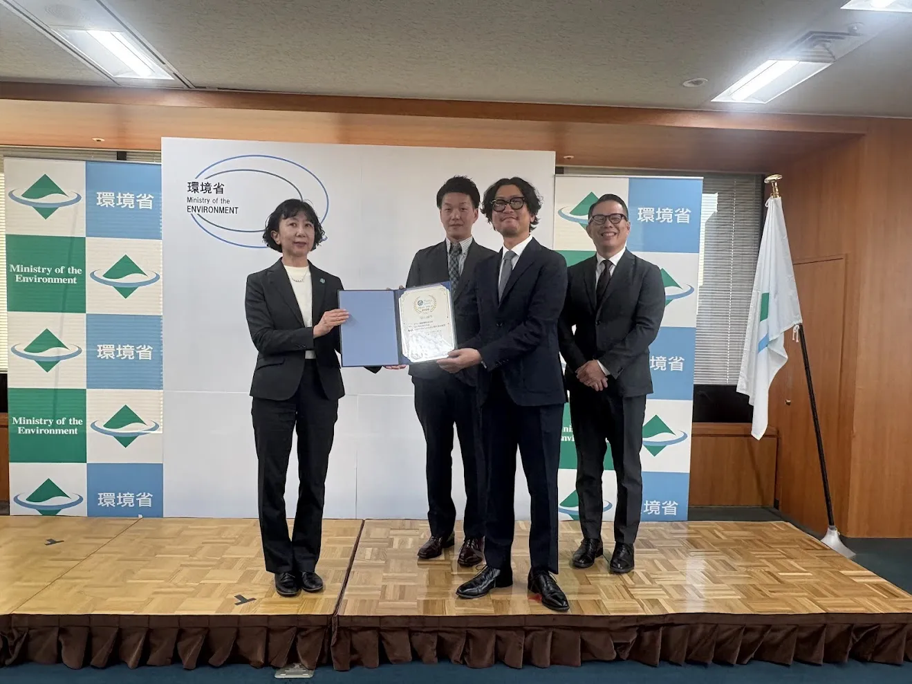 ヤマハ発動機株式会社、日本発条株式会社、公益財団法人かながわ海岸美化財団の代表者による受賞風景