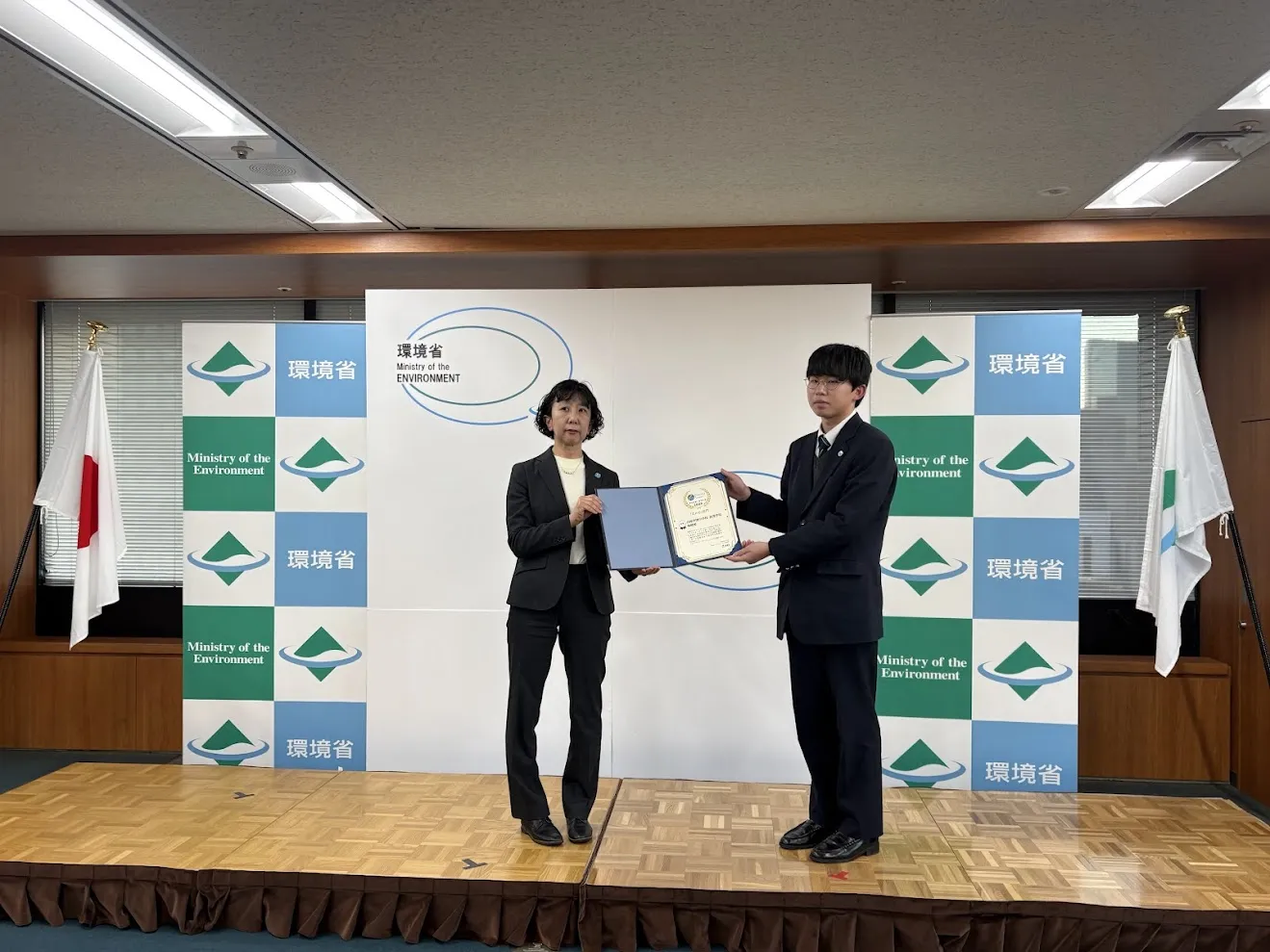 山陽学園中学校・高等学校 地歴部の代表者による受賞風景