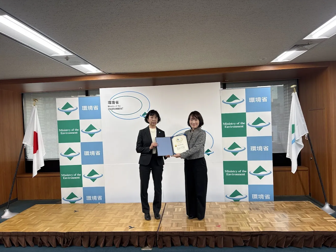 株式会社LIXILの代表者による受賞風景