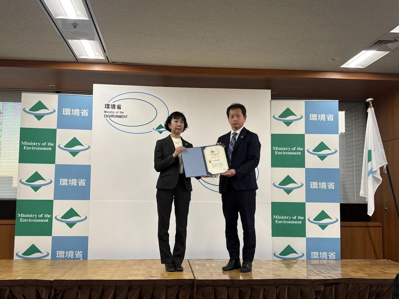 ミズノ株式会社の代表者による受賞風景