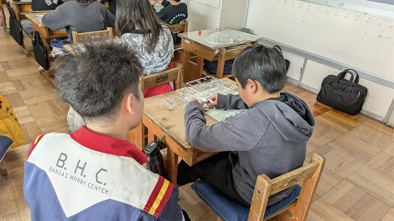 組立授業の風景（中島小学校）