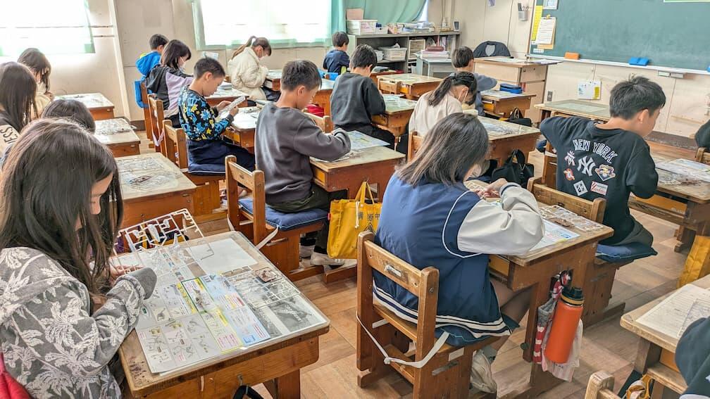 小学校でのプラモデル組立授業の様子