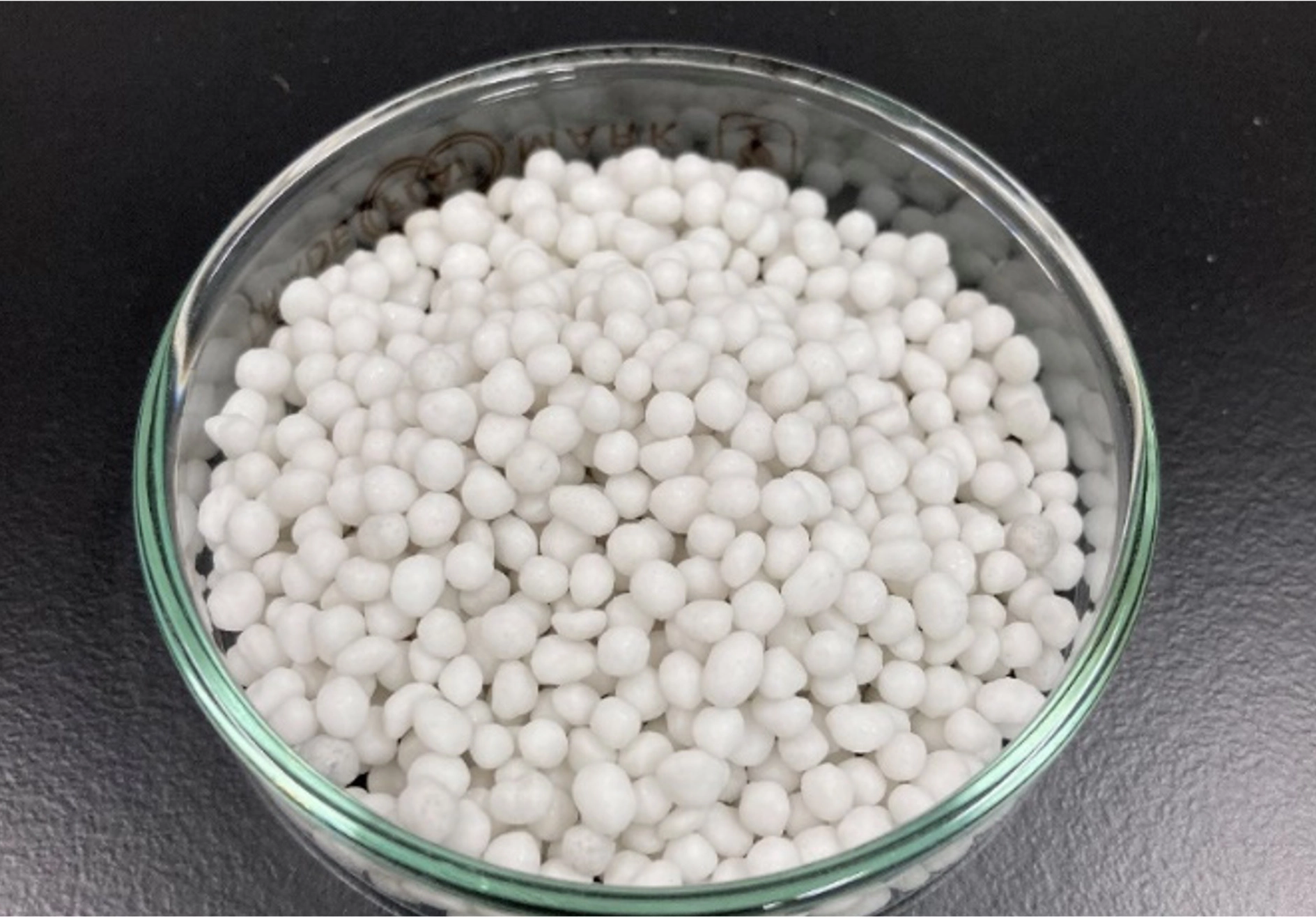 プラスチックを使用した被覆肥料（資料提供：石川県立大学　勝見尚也准教授）