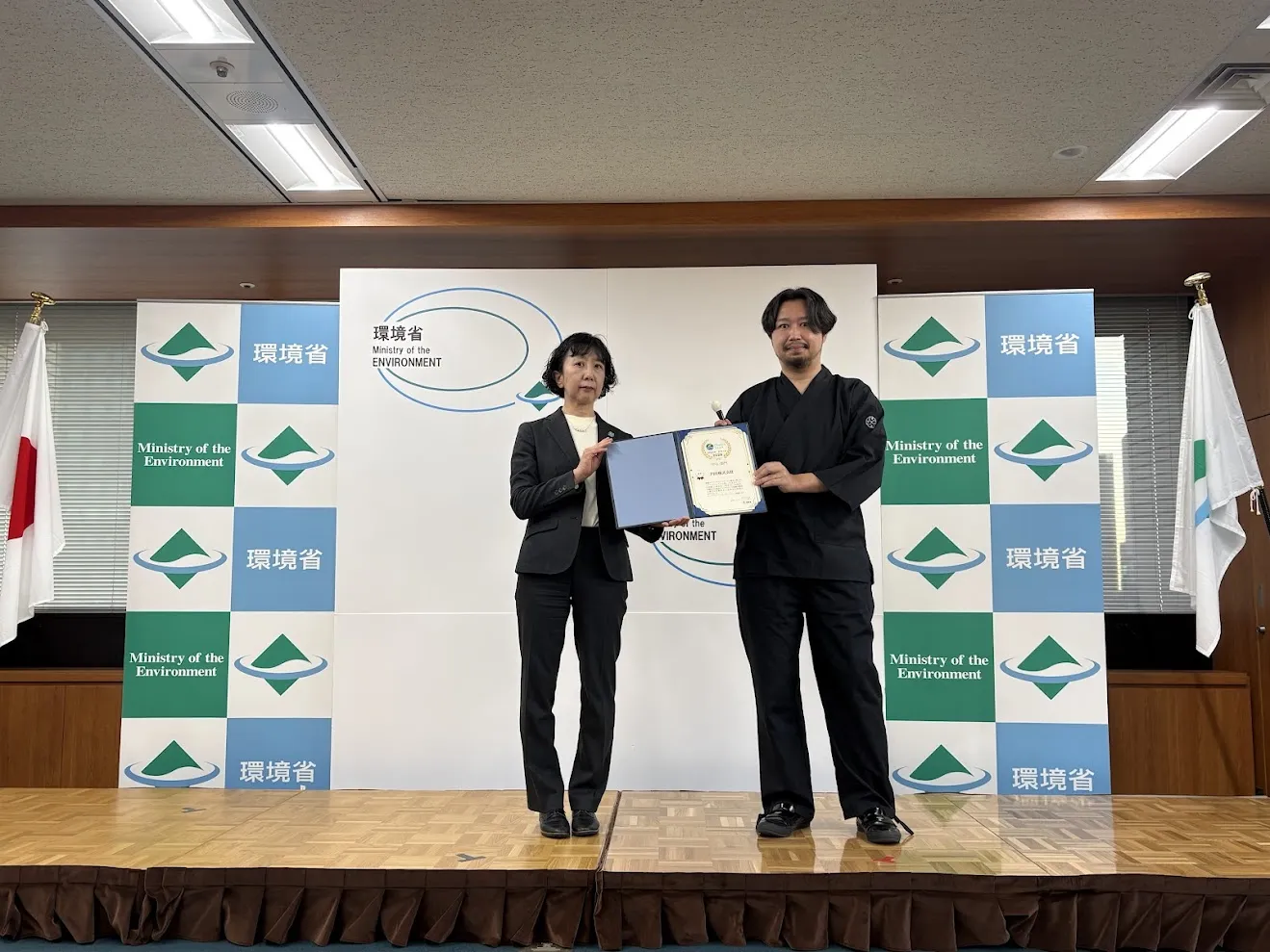 PHI株式会社の代表者による受賞風景
