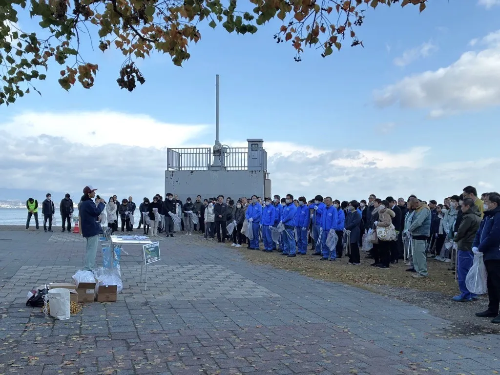 (写真)大津港での清掃活動の様子