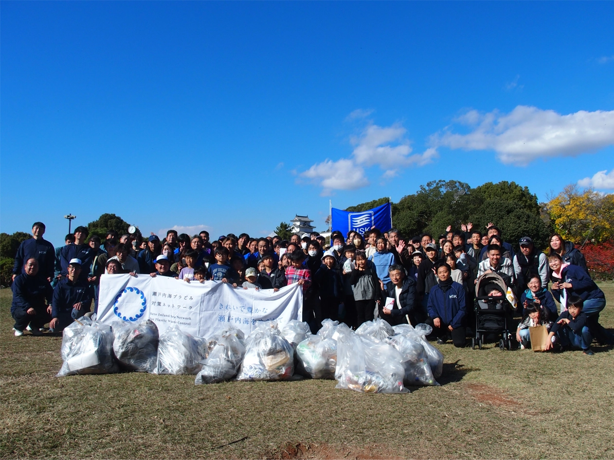 (写真)明石公園での清掃活動の様子