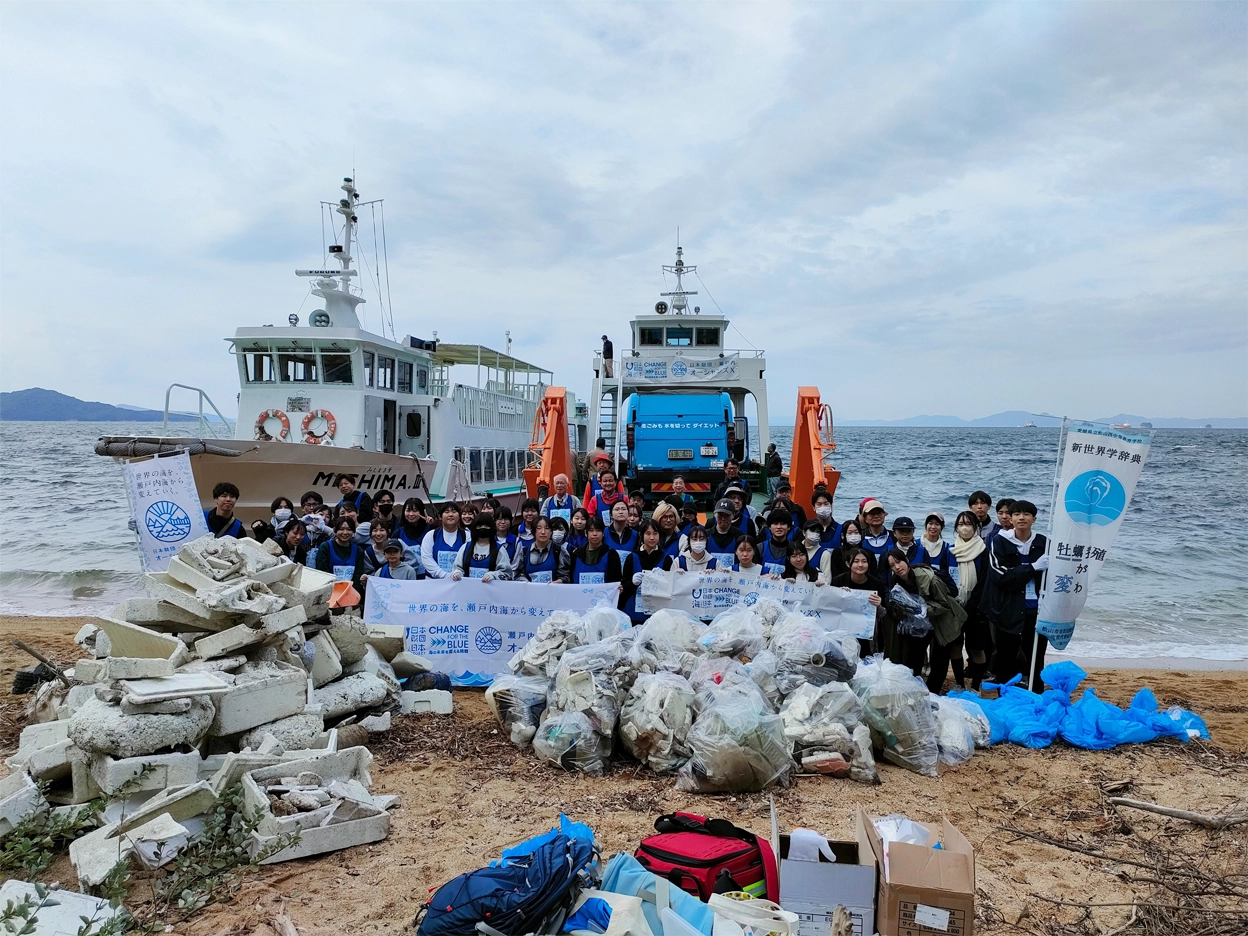 (写真)岡山県六口島での清掃活動の様子