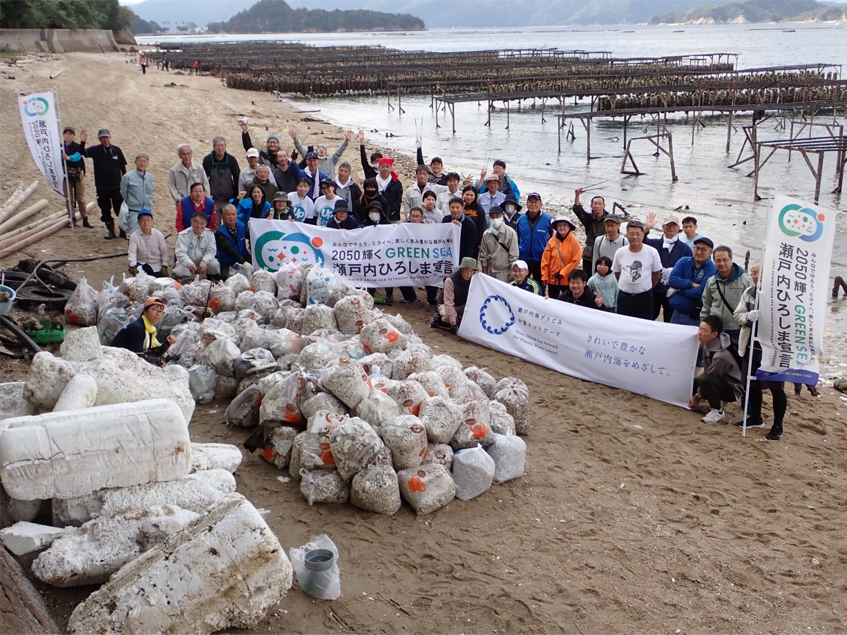 (写真)広島県三高港周辺海岸での清掃活動の様子