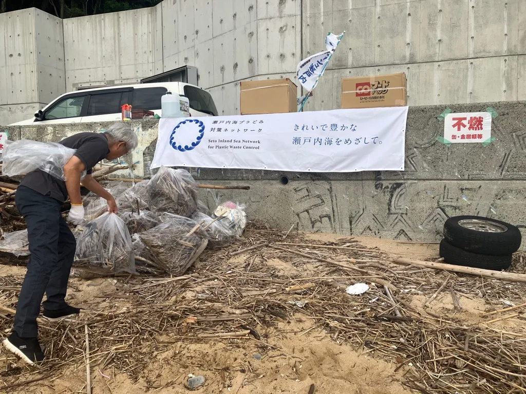(写真)山口県長府御船手海岸での清掃活動の様子