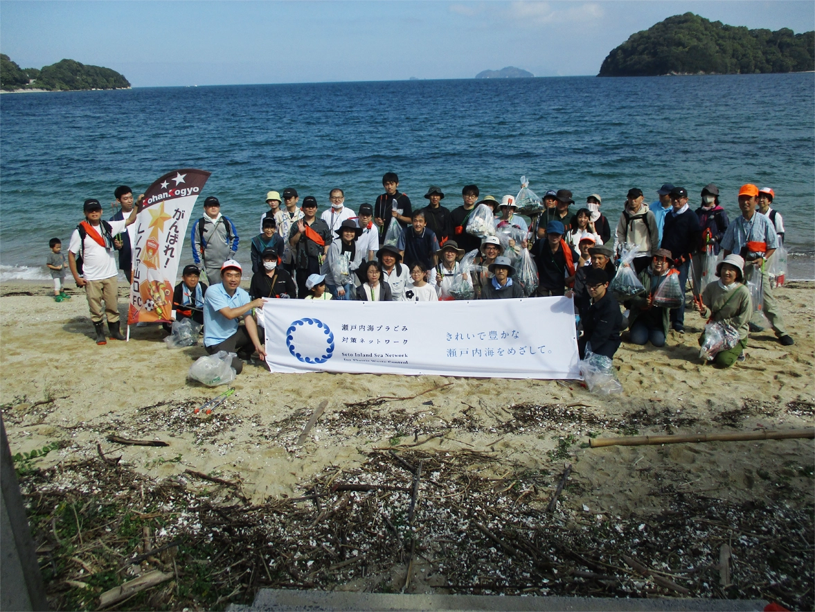 (写真)山口県白鳥ヶ浜での清掃活動の様子
