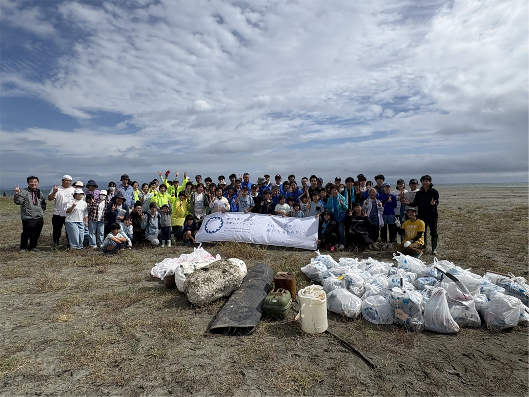 (写真)徳島県小松海岸での清掃活動の様子