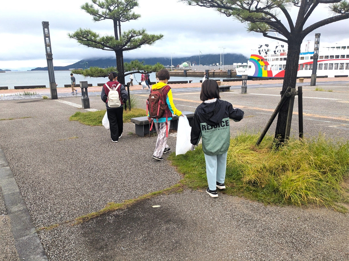 (写真)香川県サンポート高松シーフロントプロムナードでの清掃活動の様子