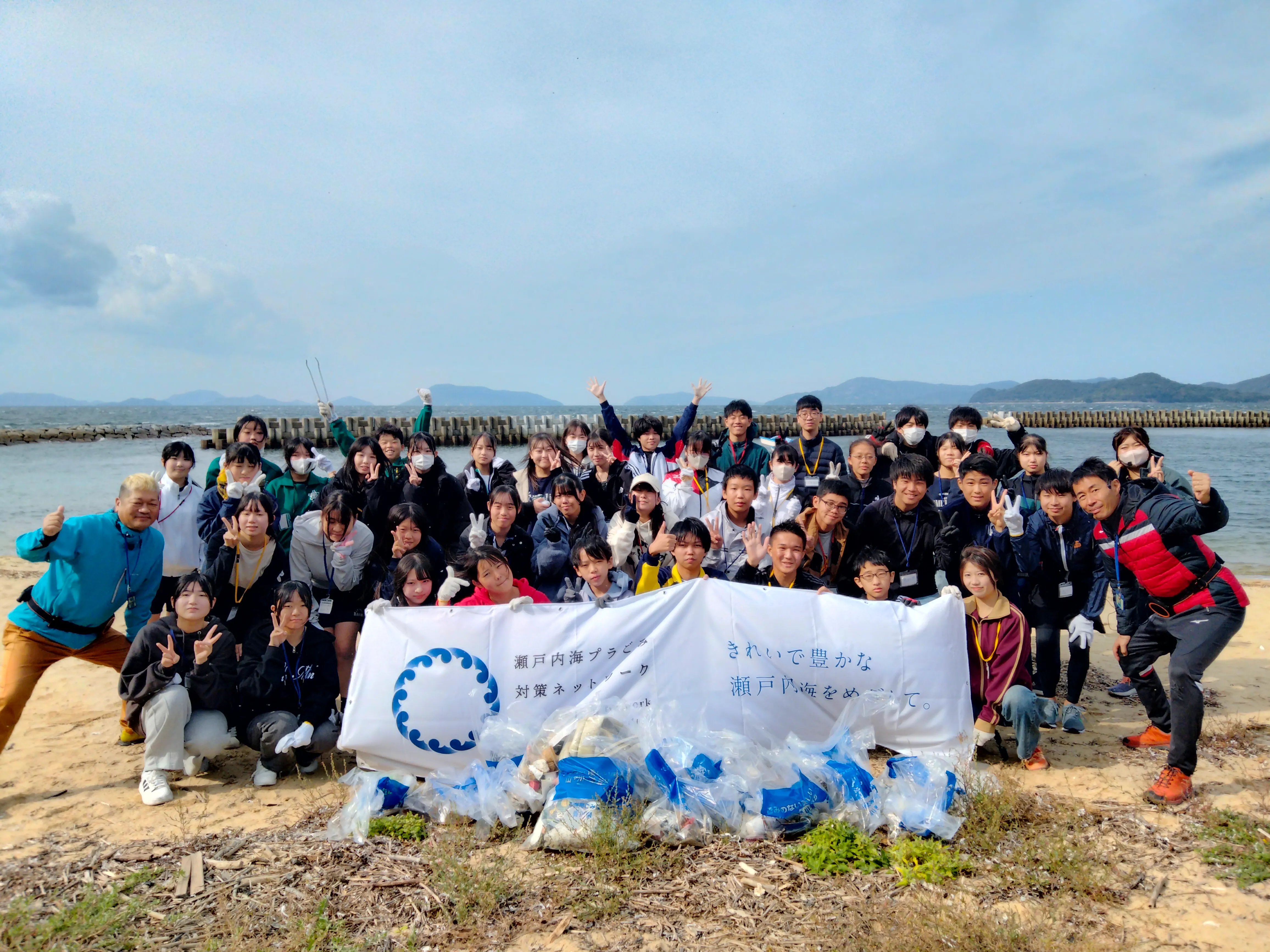 (写真)香川県沙弥島海岸での清掃活動の様子