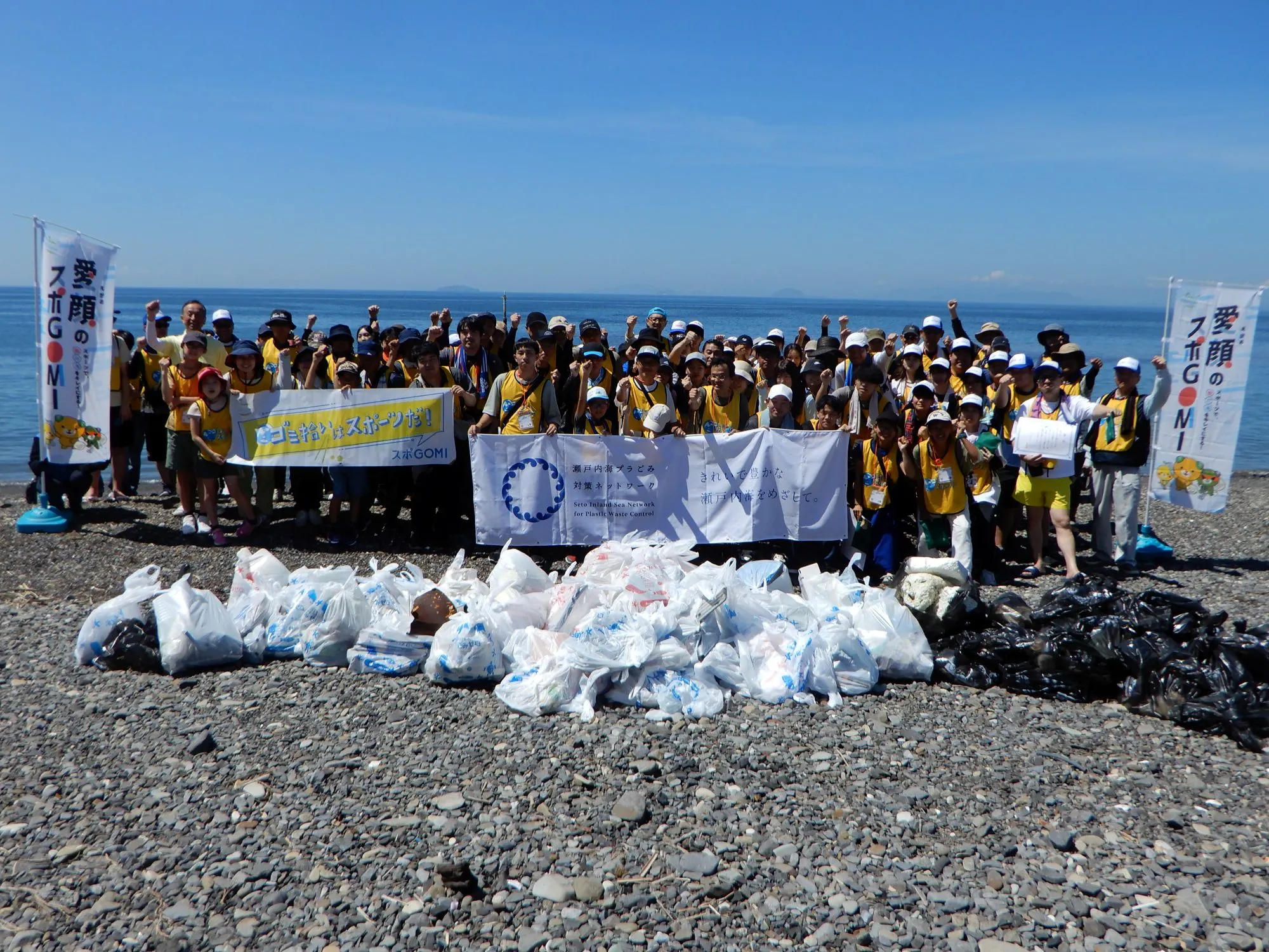 (写真)愛媛県森海岸での清掃活動の様子