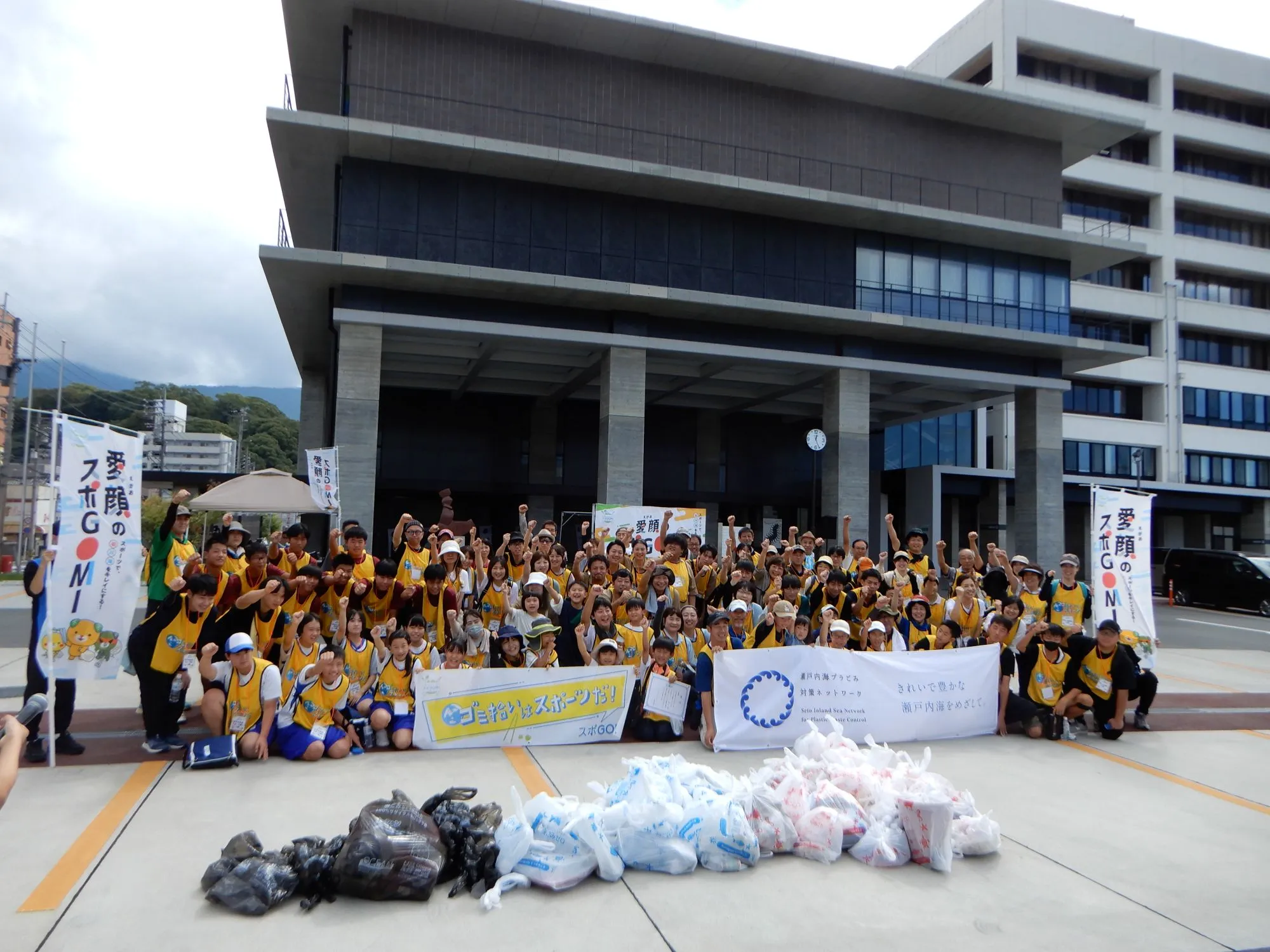 (写真)愛媛県宇和島市での清掃活動の様子