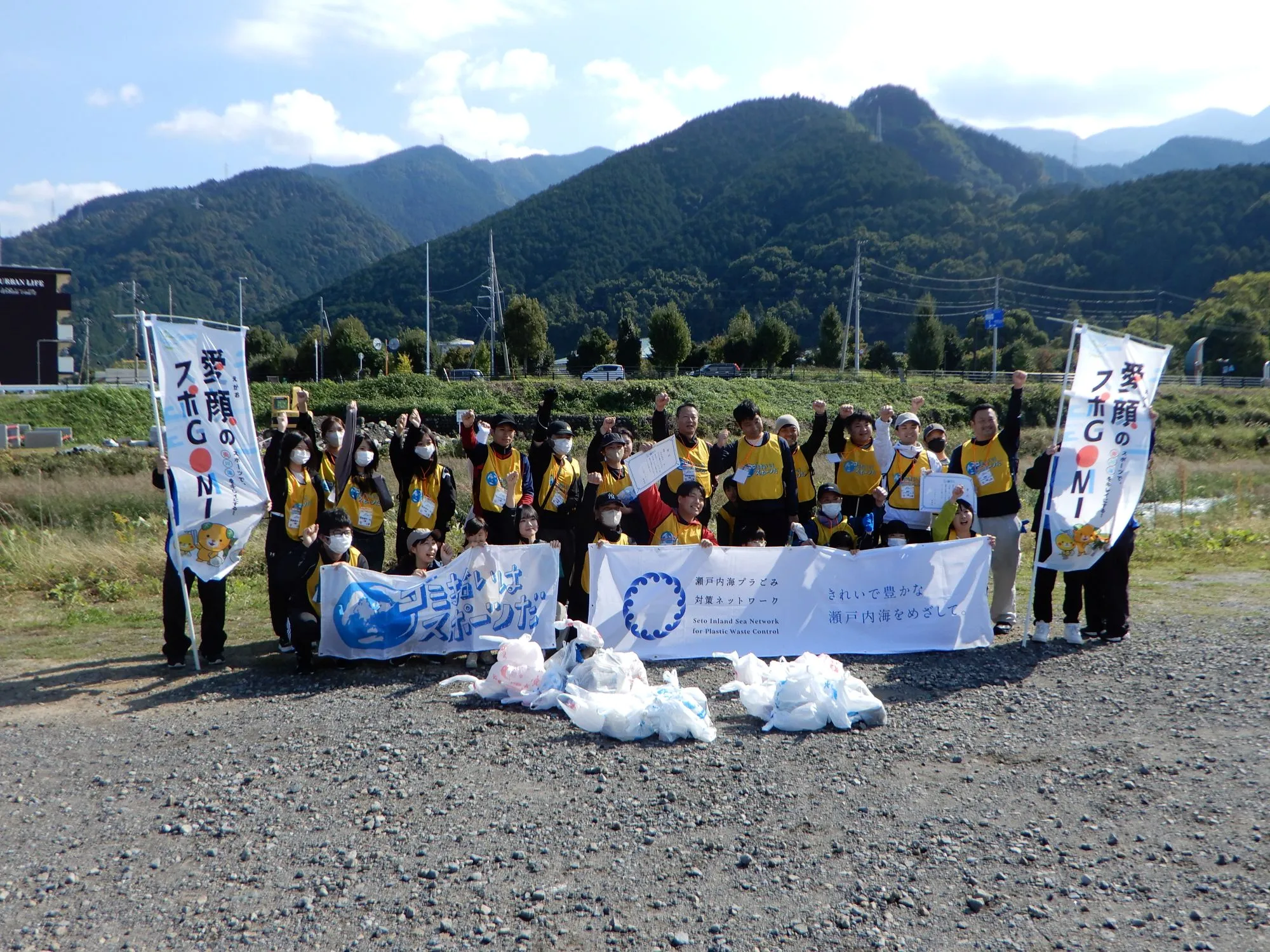 (写真)愛媛県国領川河川敷での清掃活動の様子