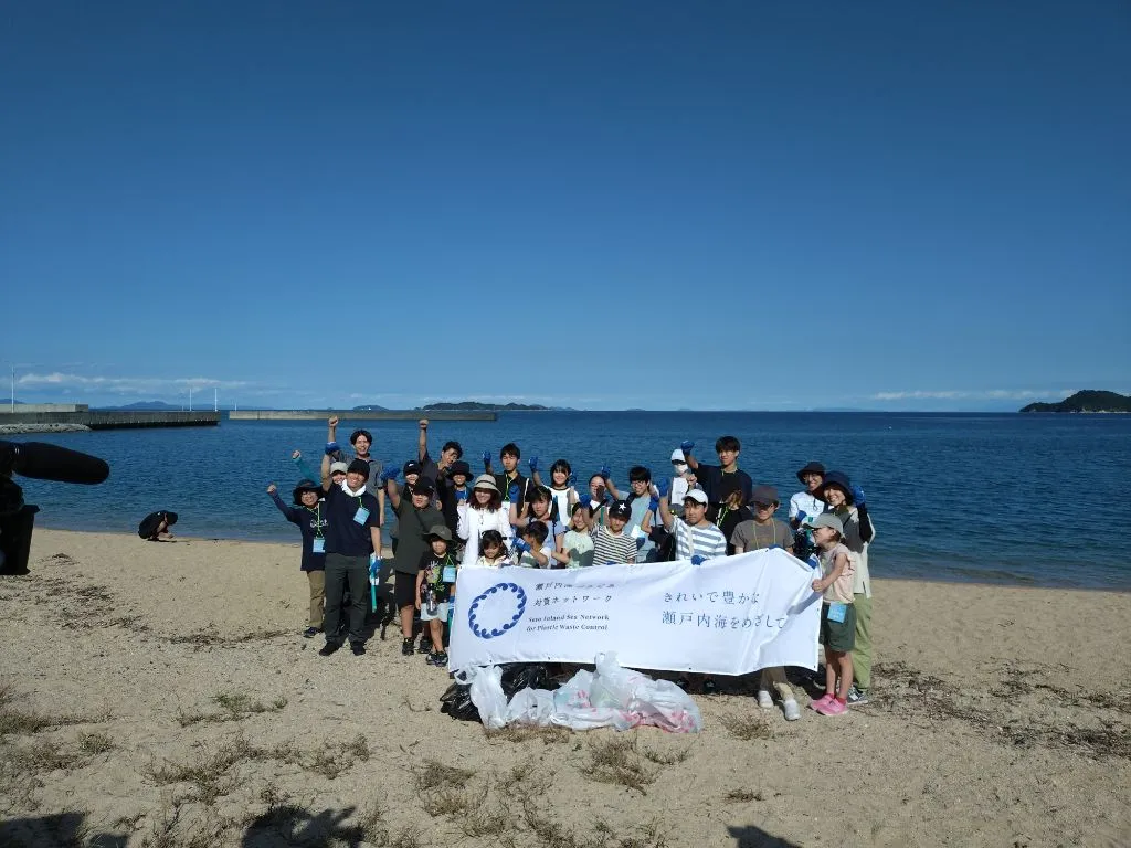(写真)愛媛県志島ヶ原海岸での清掃活動の様子