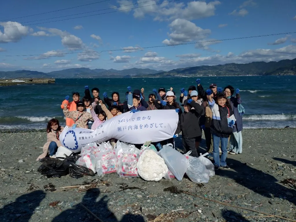 (写真)愛媛県大島での清掃活動の様子