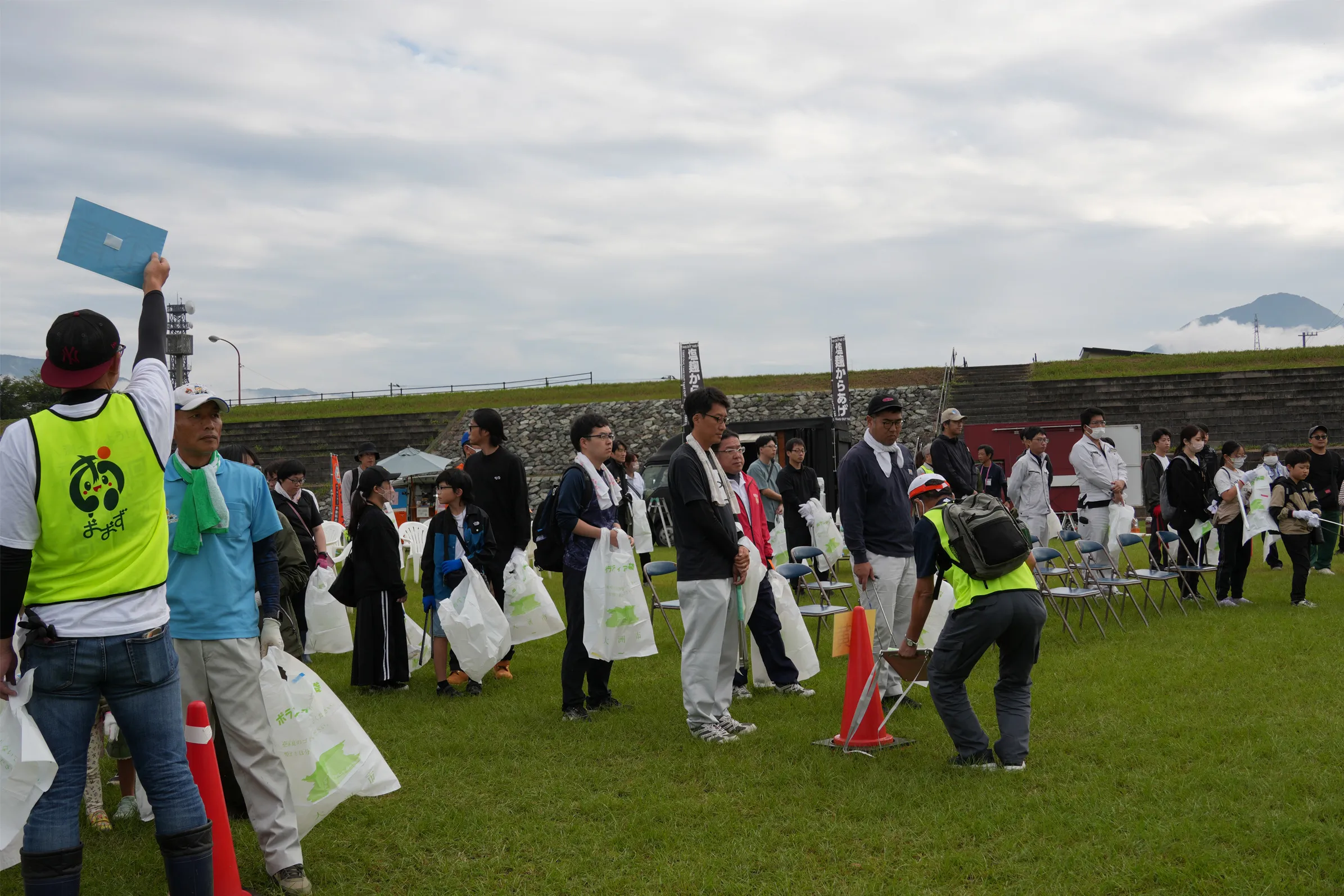 (写真)愛媛県肱川緑地公園周辺での清掃活動の様子