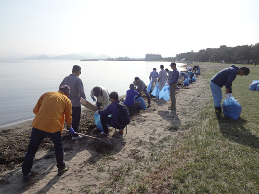 よりそうエコパートナー活動における海岸・河川の清掃活動