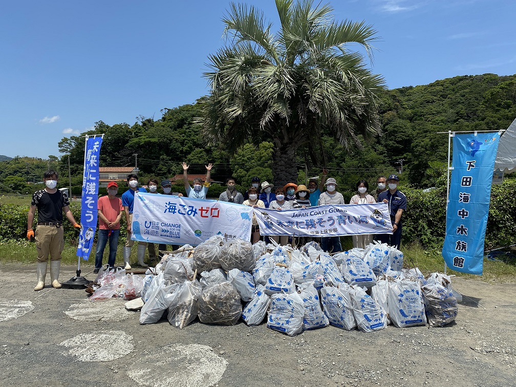 従業員と地域住民で取り組む海岸清掃