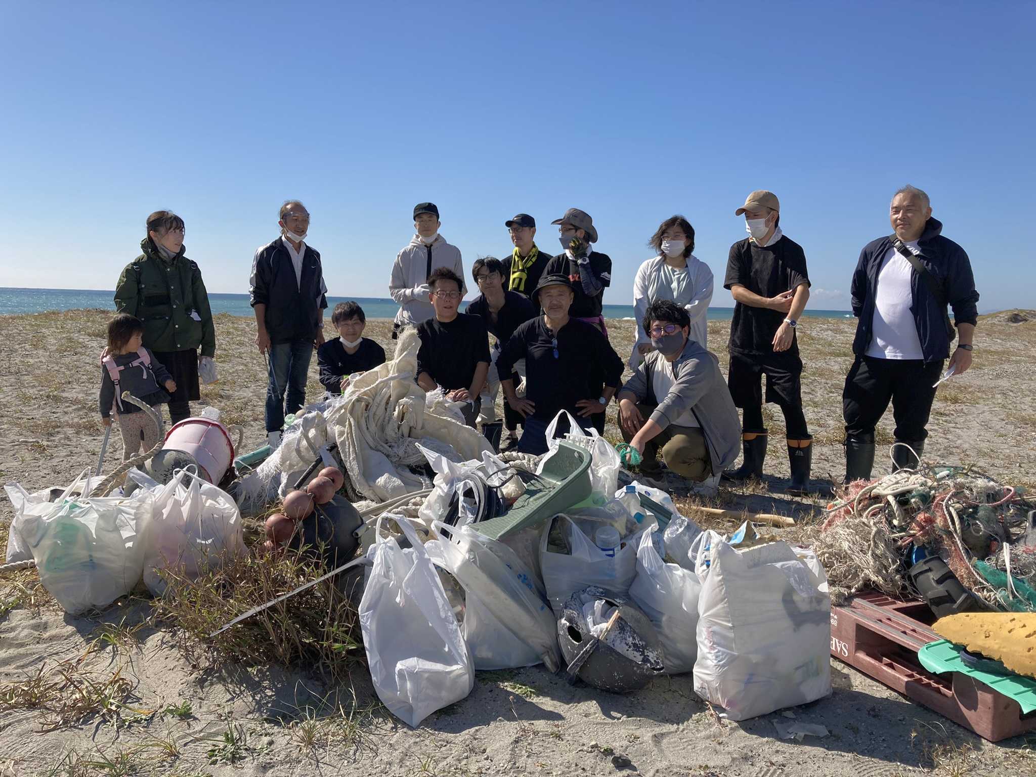 浜松支社の社員による遠州灘海岸の清掃活動