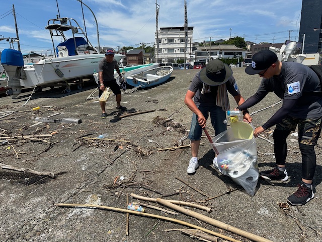 海周辺でのごみ拾い