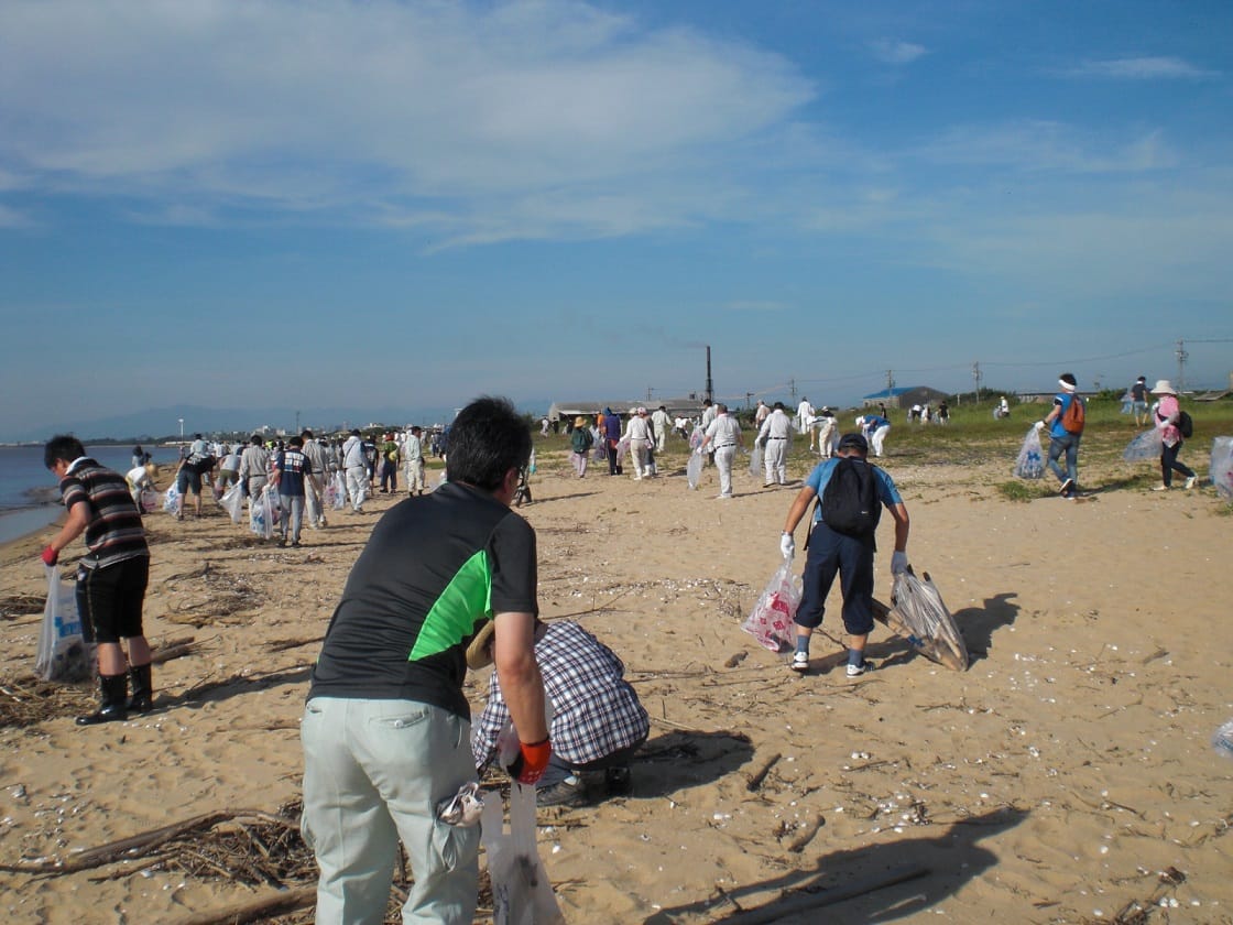 中部電力グループECOポイント活動における海岸清掃活動
