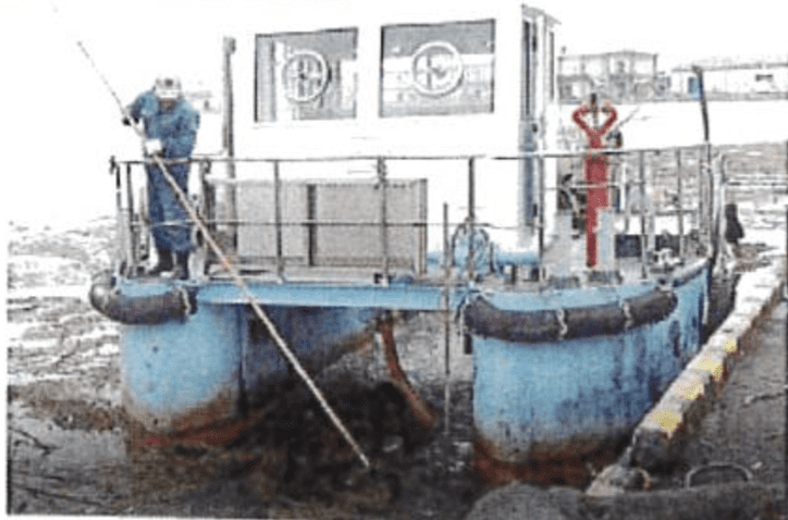 清掃船「せいかいⅡ」を活用した新潟西港の水面清掃